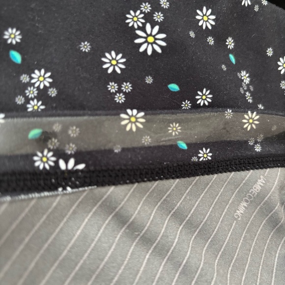 IAB MFG I Am Becoming 3-Inch No-Rise Daisy Biker Booty Shorts Size 8/Medium - Picture 6 of 7